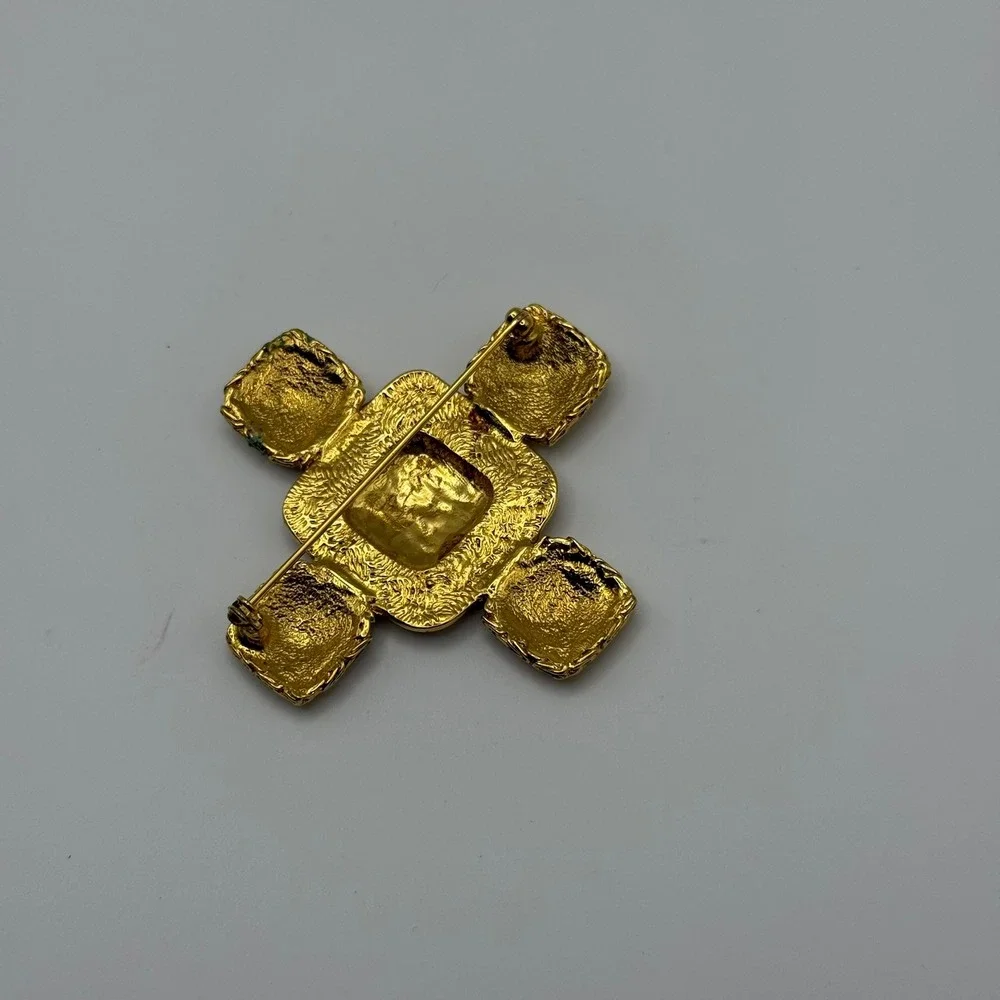 Vintage Maltese Cross Brooch Gold Tone Black Cream Cabochon Statement Pin - Picture 2 of 2